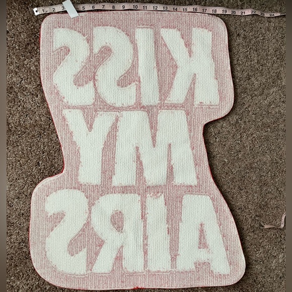 “Kiss My Airs” Red White Rug 27x19 inches - Picture 2 of 6